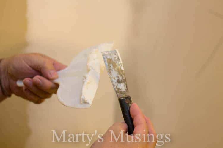 putting spackle on putty knife