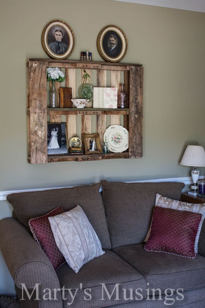 How to Decorate with Pallet Shelves