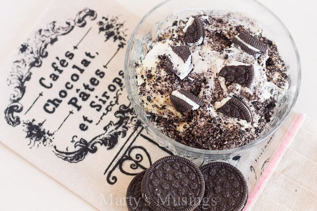 Vanilla pudding and oreos in a glass bowl