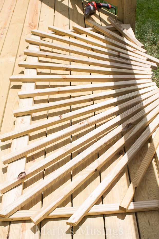 Deck railing with pickets arranged in sunburst pattern