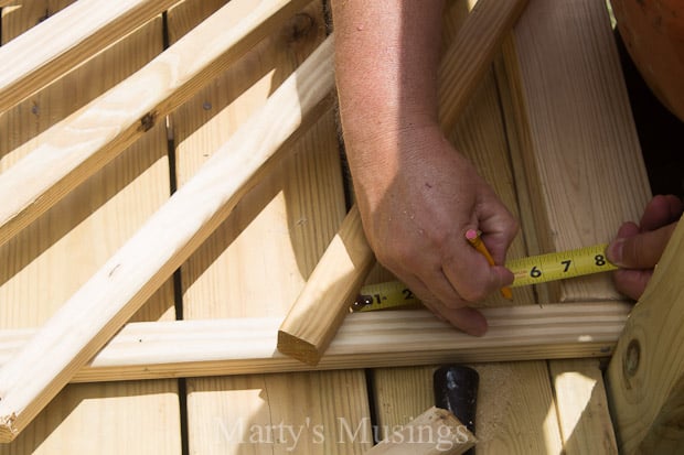 Measuring pickets for sunburst deck railing