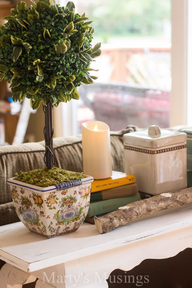 A vase of flowers on a table