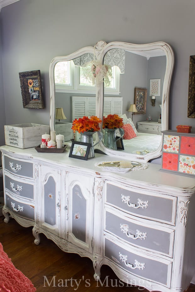 A bedroom with a bunch of furniture in it