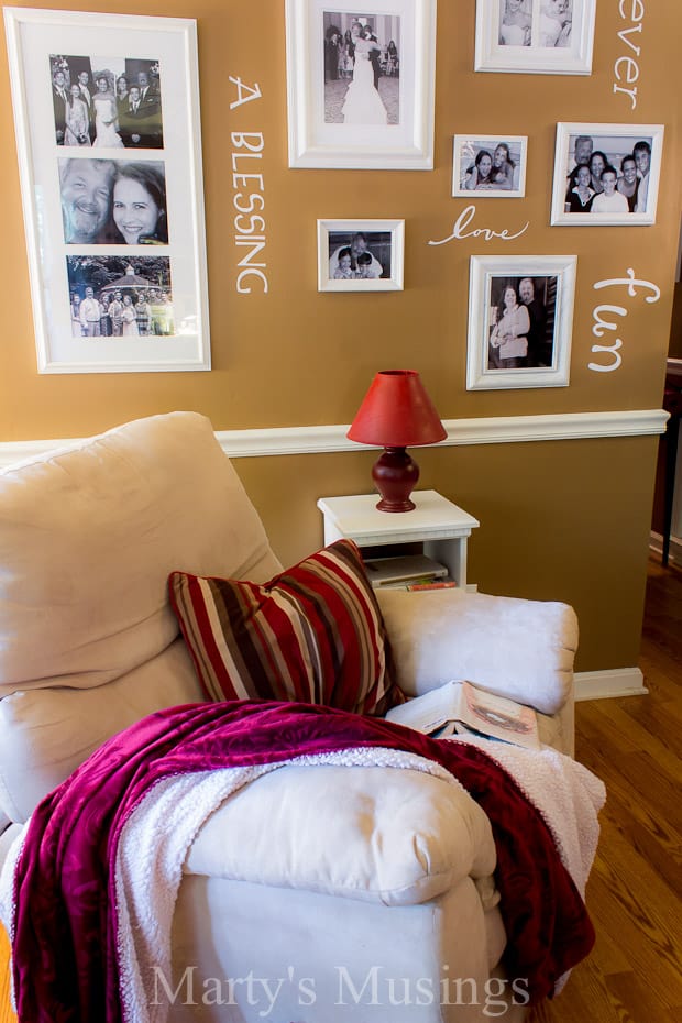 A bedroom with a bed and desk in a room