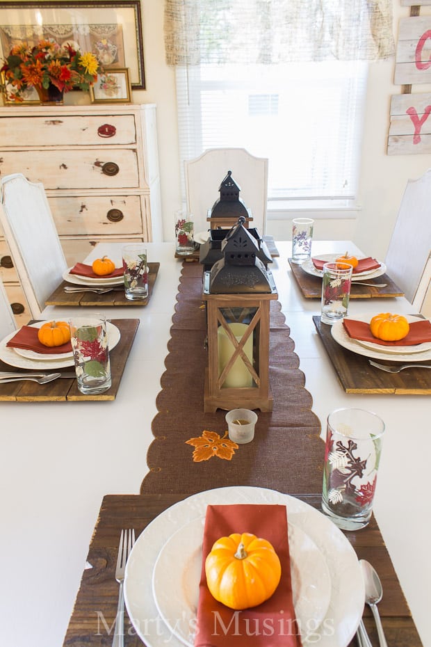 This easy rustic fall table setting uses inexpensive items you probably already have on hand without spending a lot of time or money!