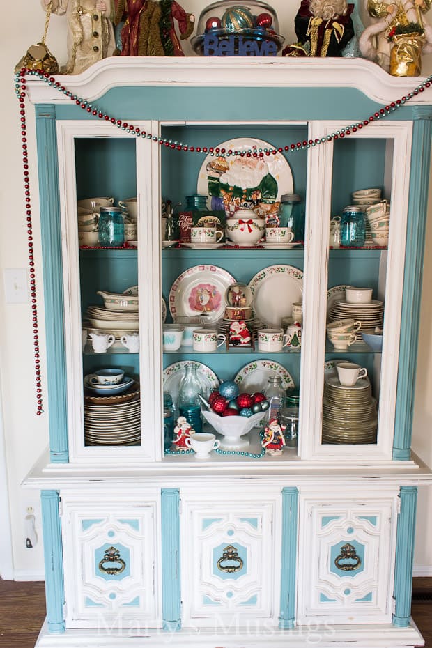Decorating with red and aqua is a great new color combination and the kitchen is a perfect place to try it. Use it with a pop of color or brighter splashes for more emphasis. 