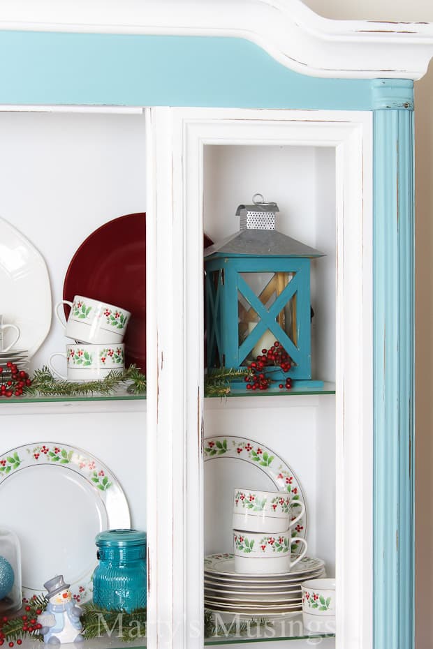 Decorating with red and aqua is a great new color combination and the kitchen is a perfect place to try it. Use it with a pop of color or brighter splashes for more emphasis.