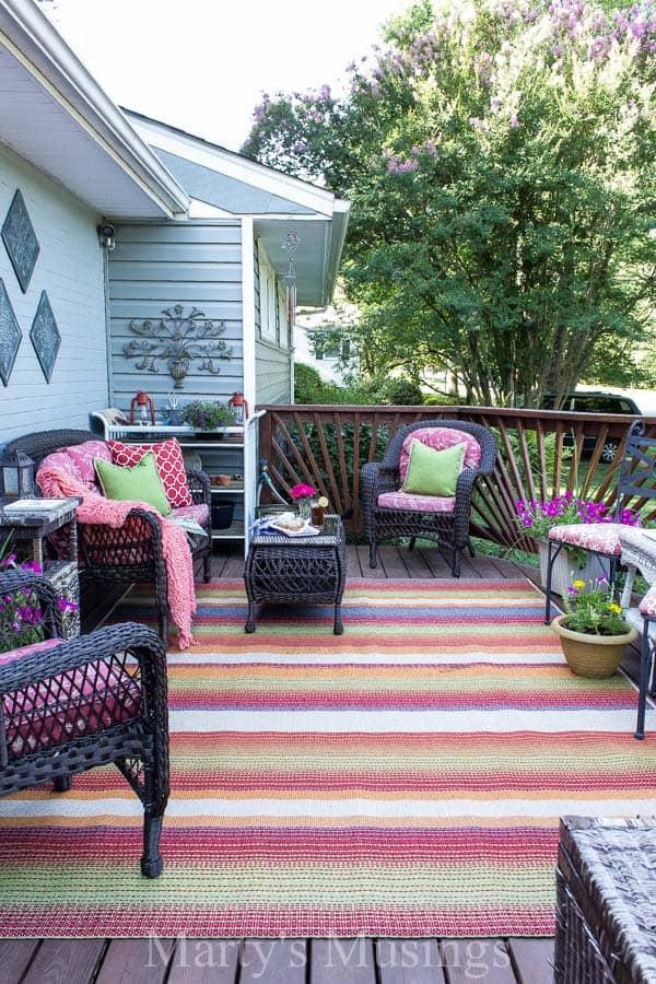 Front deck decorated with colorful rug and cushions