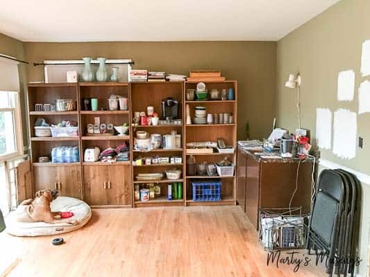 A room filled with furniture and a book shelf