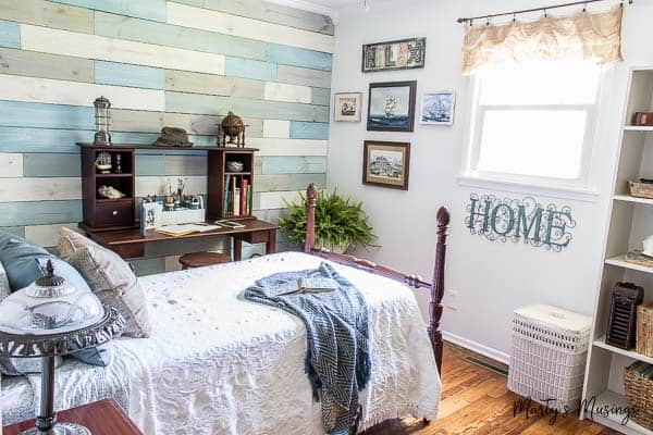 A bedroom with a bed and desk in a room