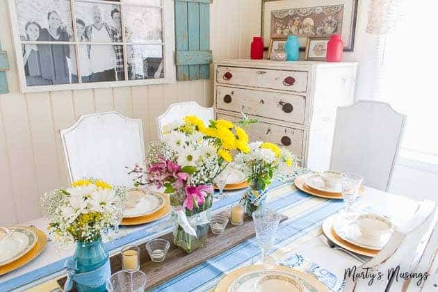 A vase of flowers on a table