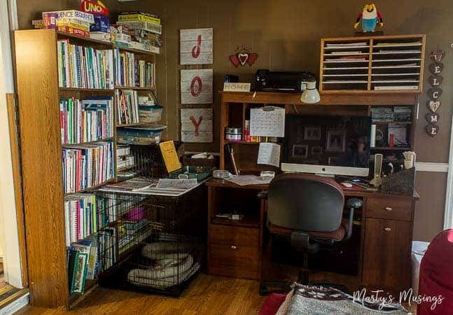 A room filled with furniture and a book shelf