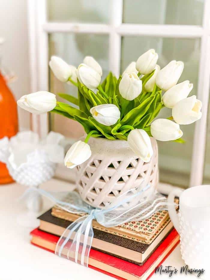 A vase of flowers on a table