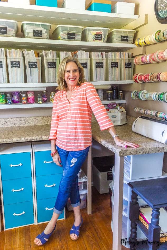 A person standing in front of a book shelf