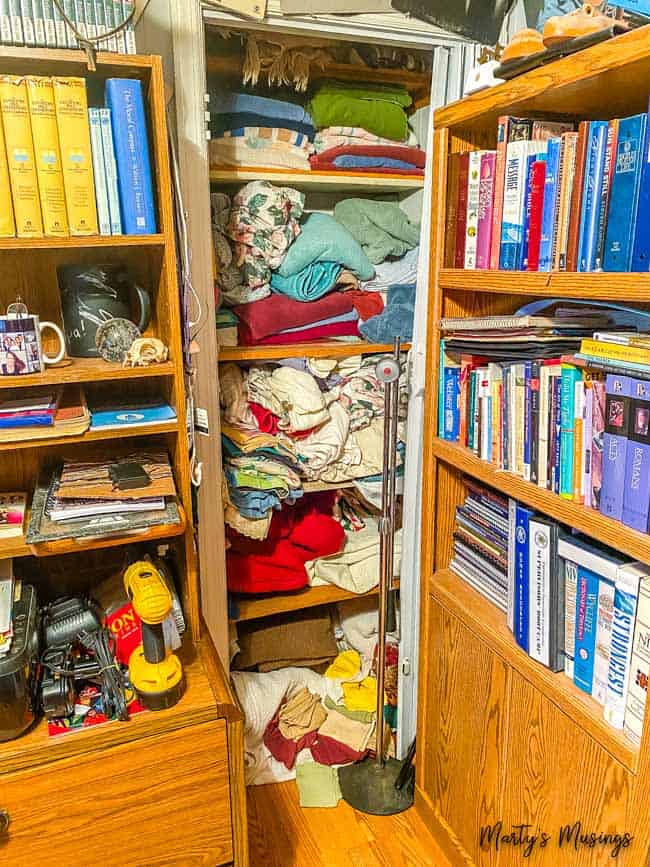 A book shelf filled with books