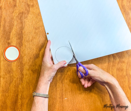 Cut out circle from paper