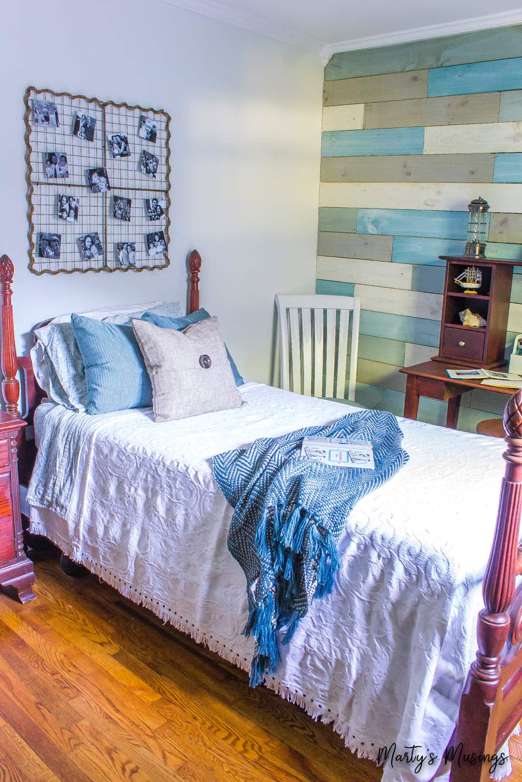 White wall and chalk painted slat wall with twin bed