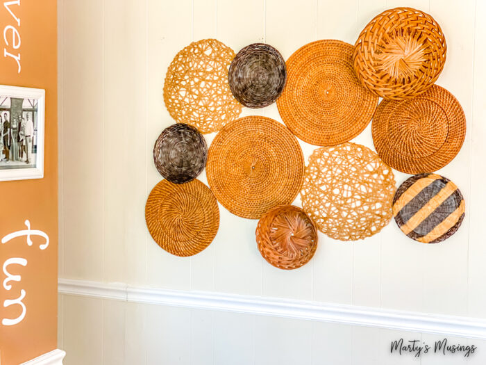 Basket wall with neutral woven plates and black holders